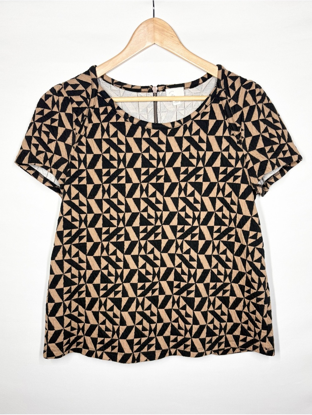 Anthropologie Short Puff Sleeve Top in Black & Tan Graphic Geometric Print. Med